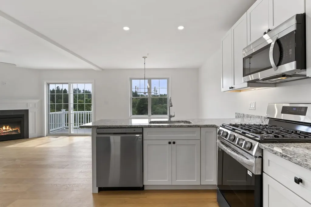 21 Crestview Way Raymond NH 03077