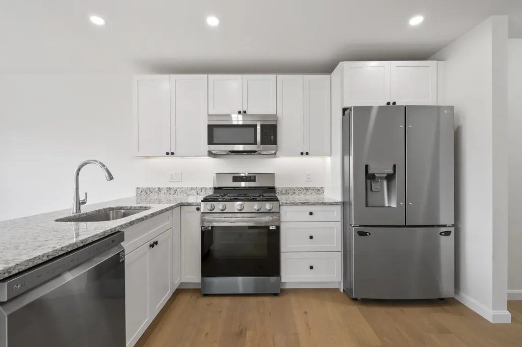 21 Crestview Way Raymond NH 03077