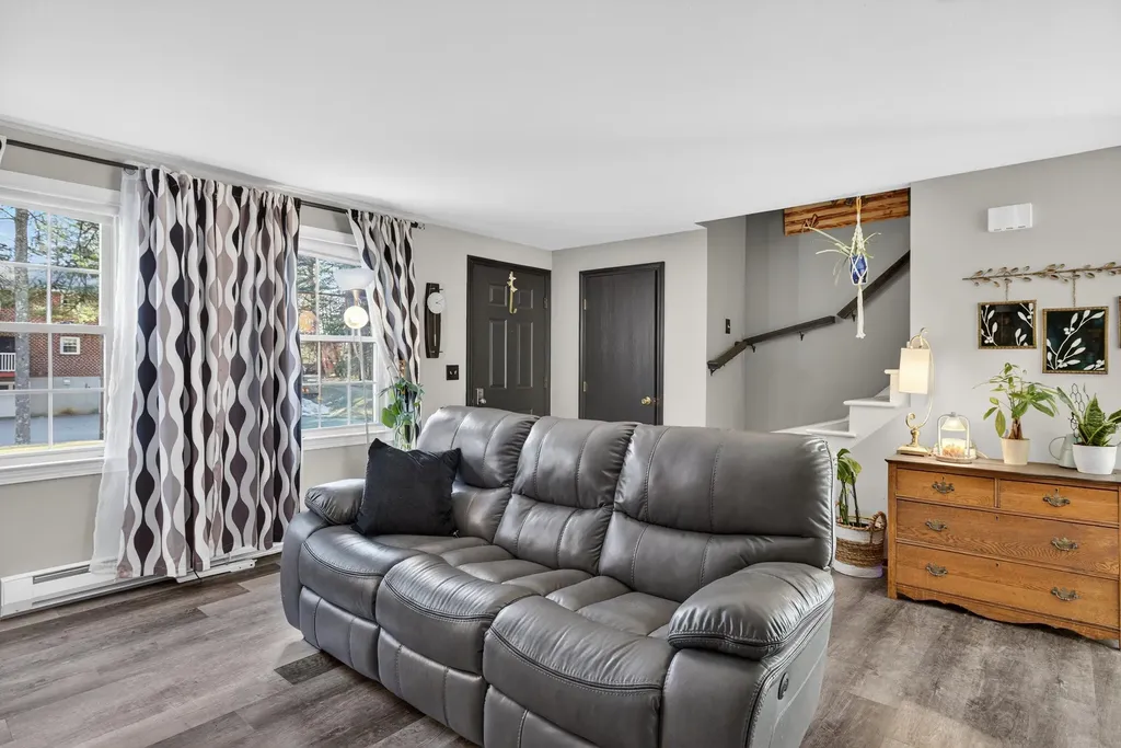 47 Oakridge Drive Londonderry NH 03053