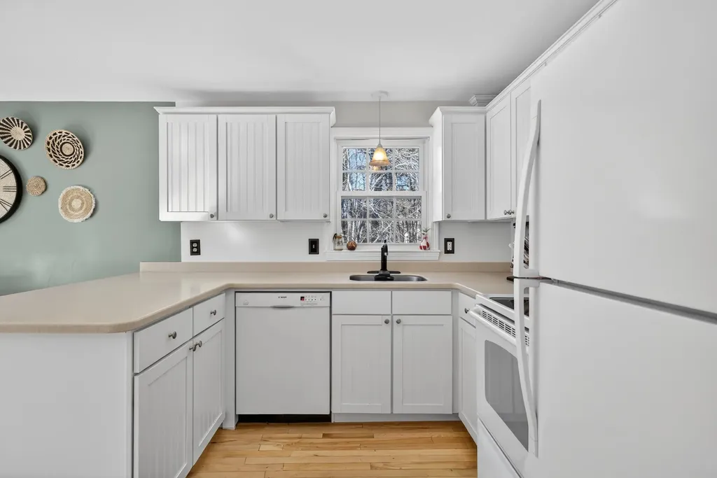 47 Oakridge Drive Londonderry NH 03053