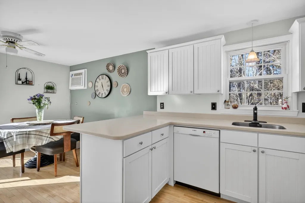 47 Oakridge Drive Londonderry NH 03053