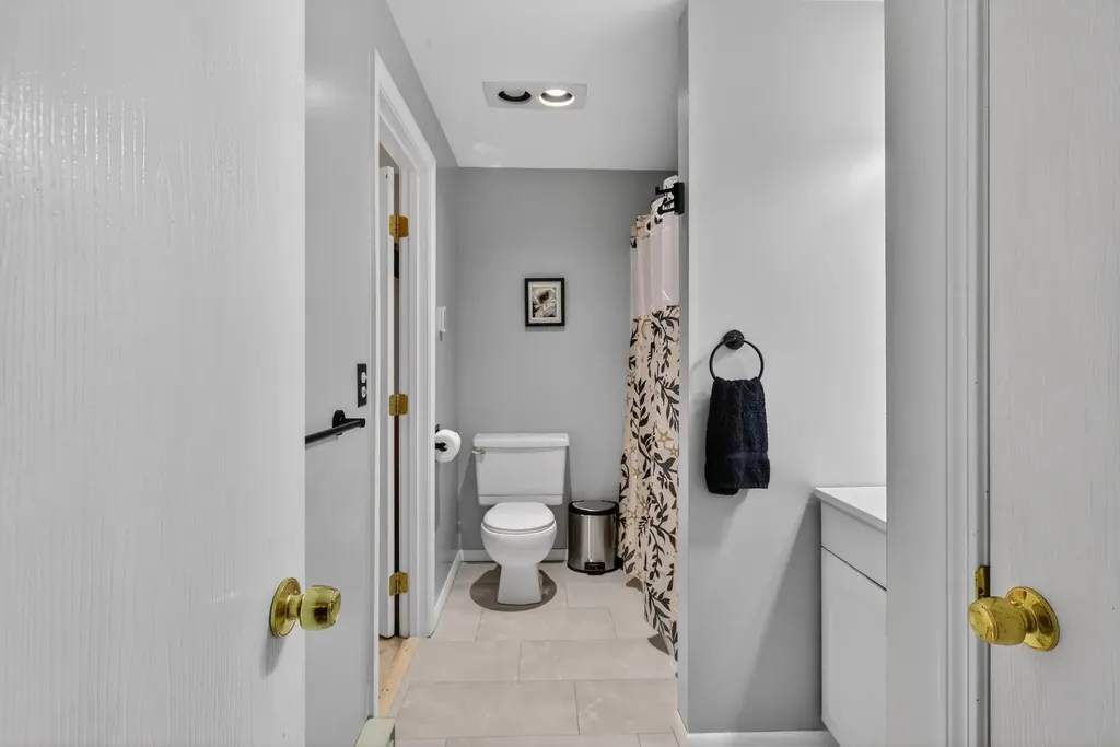 47 Oakridge Drive Londonderry NH 03053