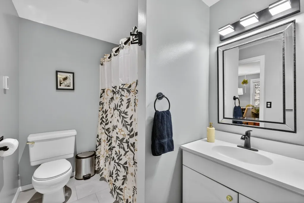 47 Oakridge Drive Londonderry NH 03053