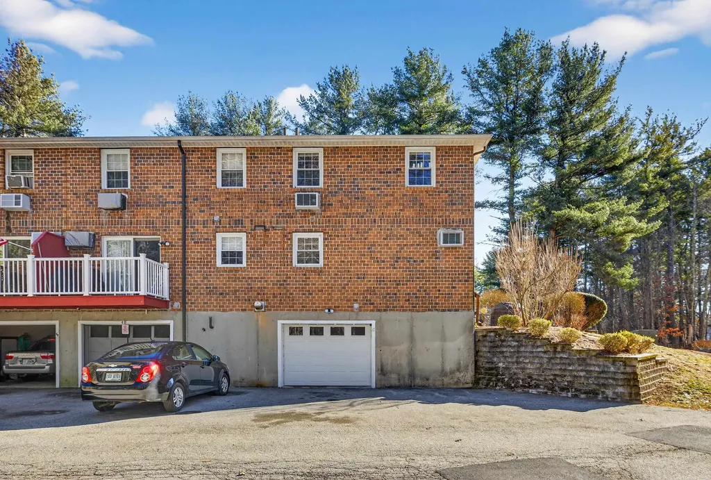 47 Oakridge Drive Londonderry NH 03053