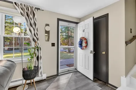 47 Oakridge Drive Londonderry NH 03053