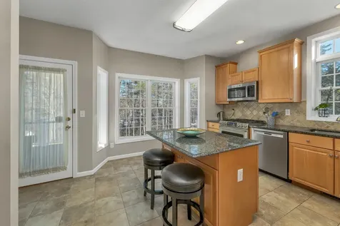 71 Green Meadow Lane Bedford NH 03110