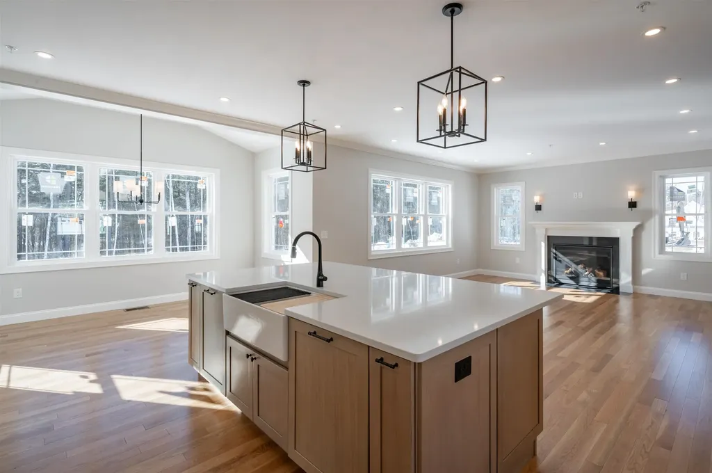 6 Newbury Road Pelham NH 03076