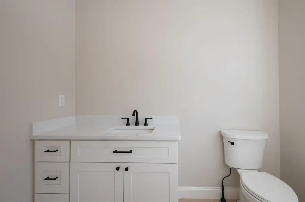 6 Newbury Road Pelham NH 03076