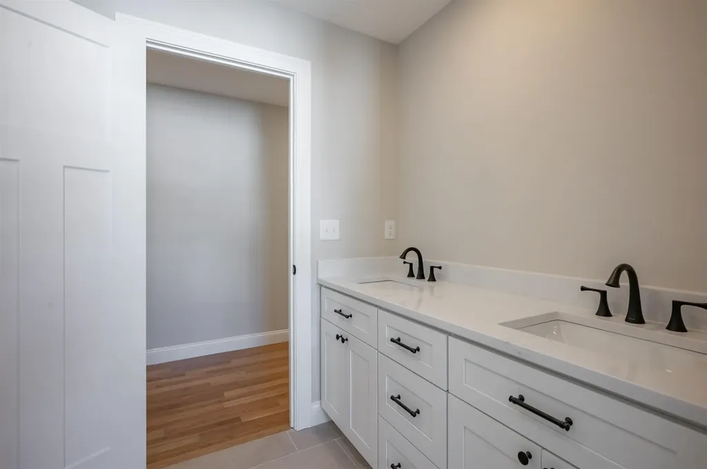 6 Newbury Road Pelham NH 03076