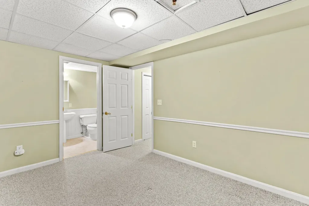 7 Suffolk Court Bedford NH 03110