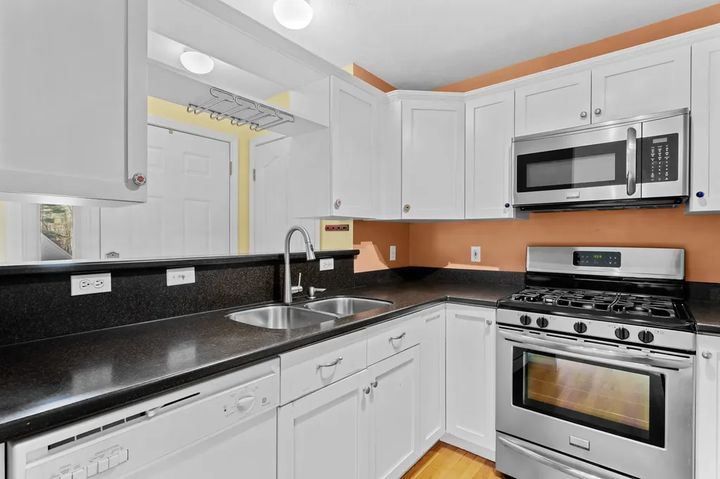 7 Suffolk Court Bedford NH 03110