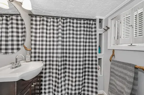 14 Cove Drive Derry NH 03038