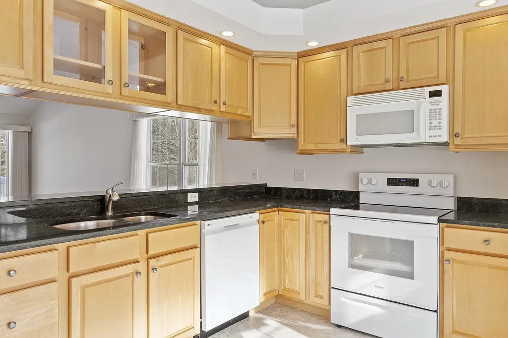 15 Country Lane East Kingston NH 03827