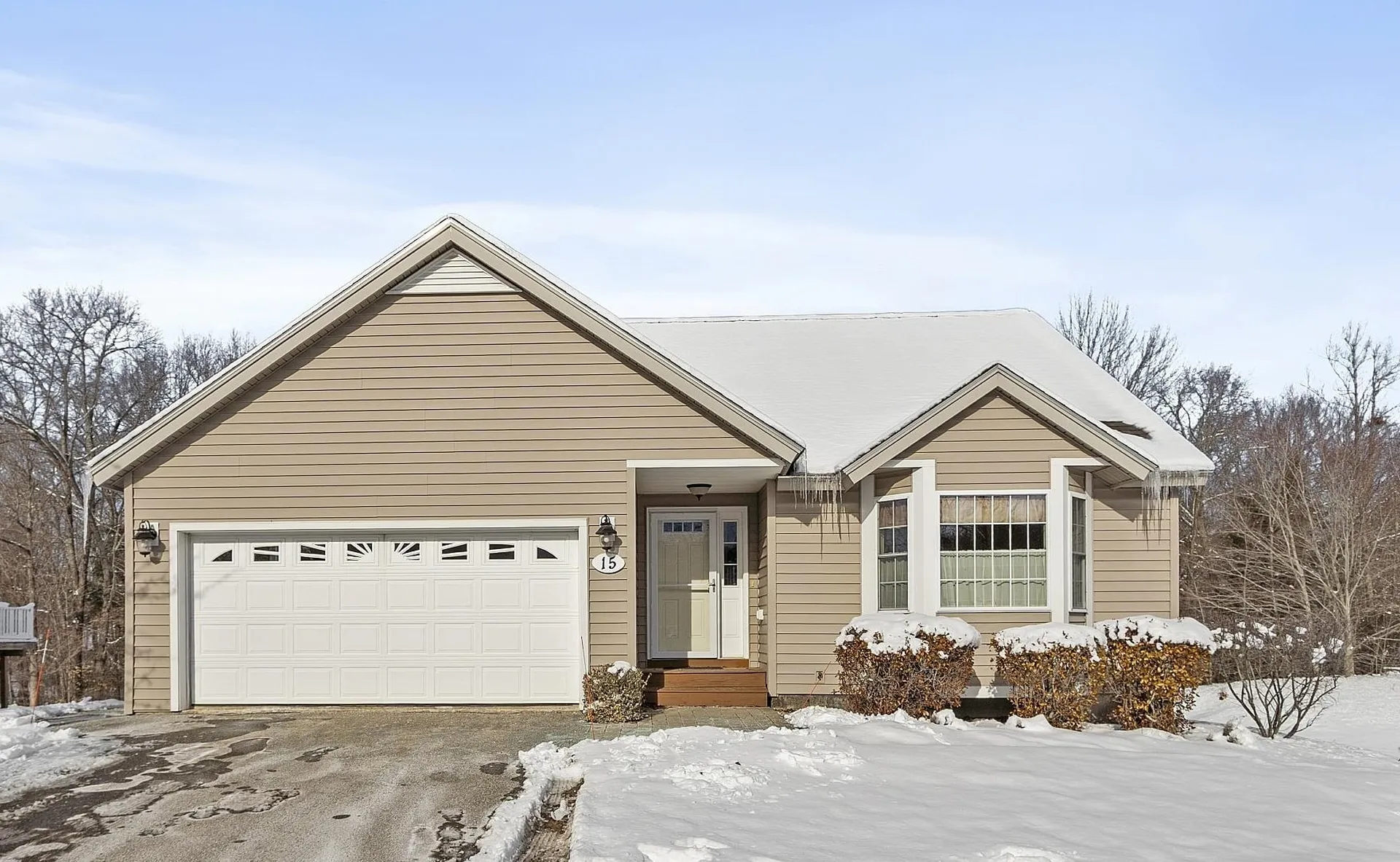 East Kingston NH, 15 Country Lane