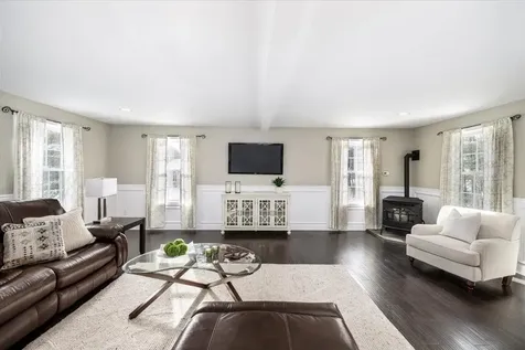 10 Berlang Road Londonderry NH 03053