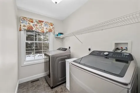 10 Berlang Road Londonderry NH 03053