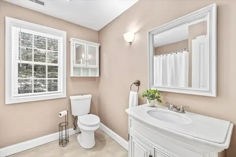 10 Berlang Road Londonderry NH 03053