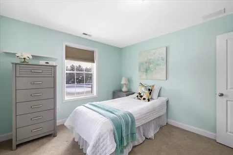 10 Berlang Road Londonderry NH 03053