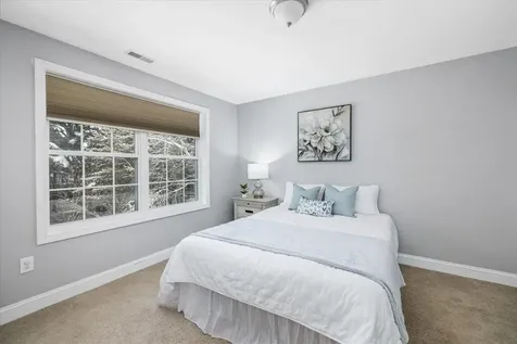 10 Berlang Road Londonderry NH 03053