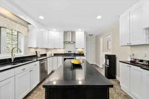 10 Berlang Road Londonderry NH 03053