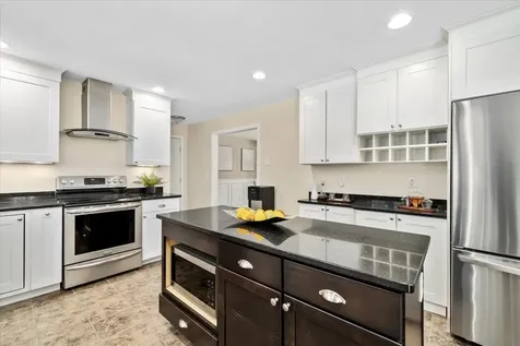 10 Berlang Road Londonderry NH 03053