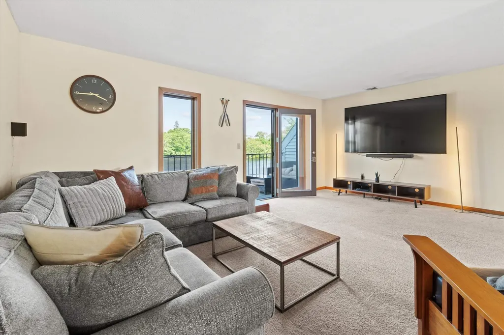 33 River Front Drive Manchester NH 03102