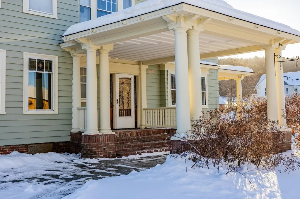 93 Chosen Vale Lane Enfield NH 03748