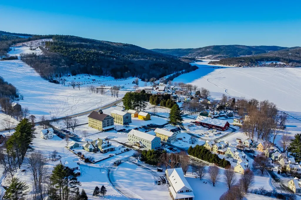 93 Chosen Vale Lane Enfield NH 03748