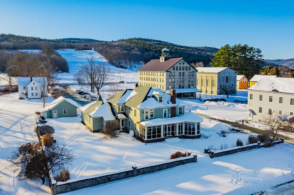 93 Chosen Vale Lane Enfield NH 03748