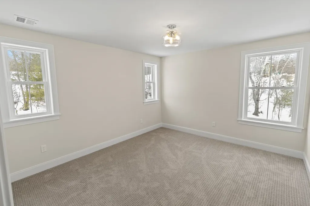 8 Megans Way Epping NH 03042