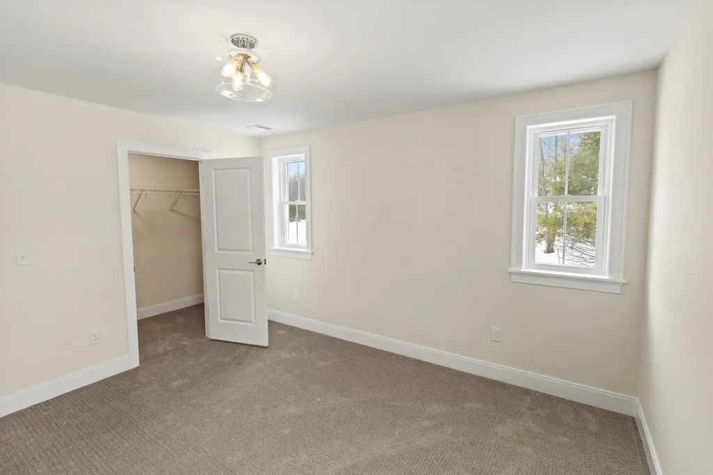 8 Megans Way Epping NH 03042