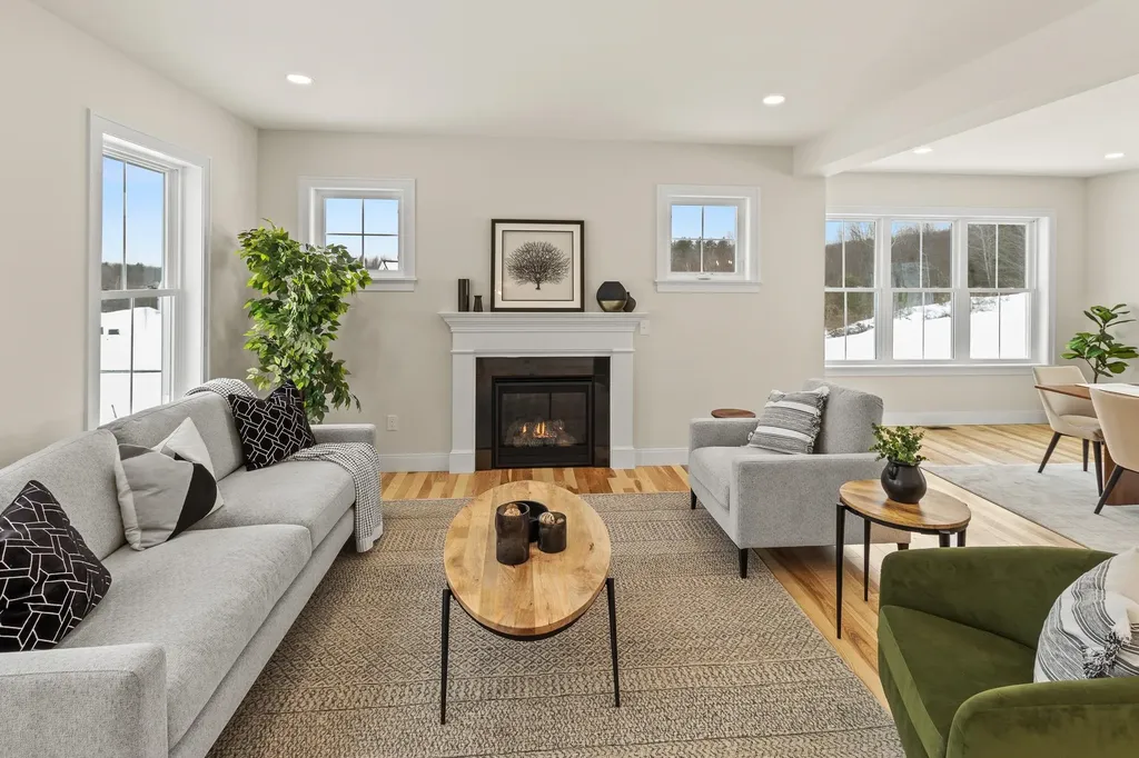 8 Megans Way Epping NH 03042