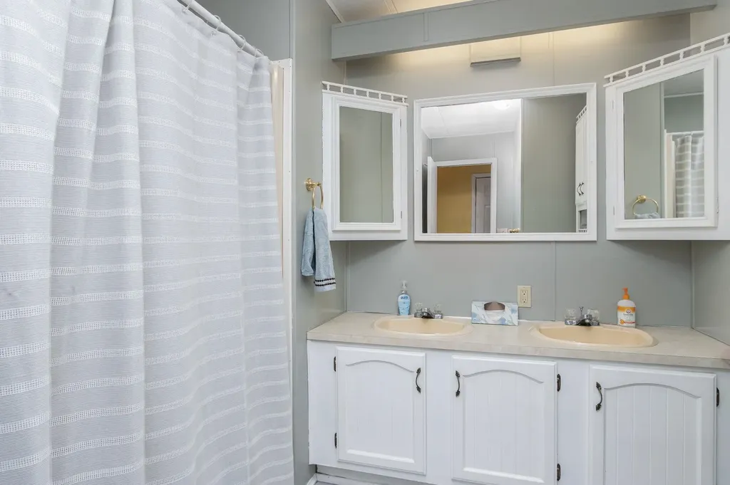 25 Village Drive Raymond NH 03077