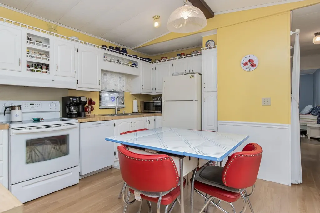 25 Village Drive Raymond NH 03077