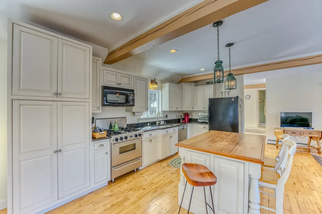 81 Meadow Lane Woodstock NH 03262