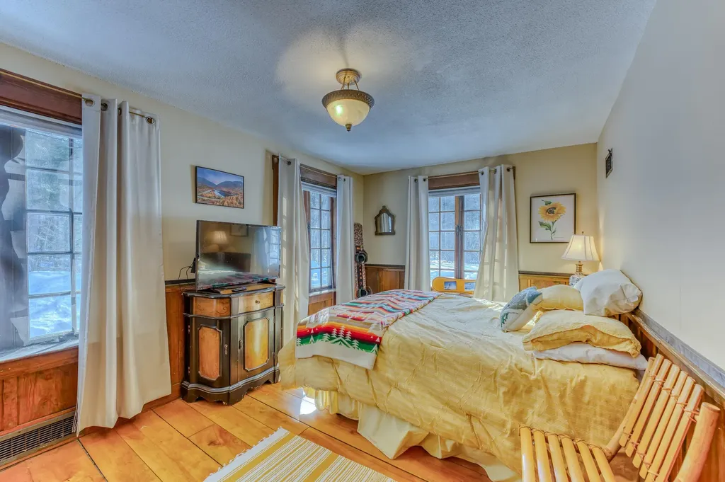 81 Meadow Lane Woodstock NH 03262