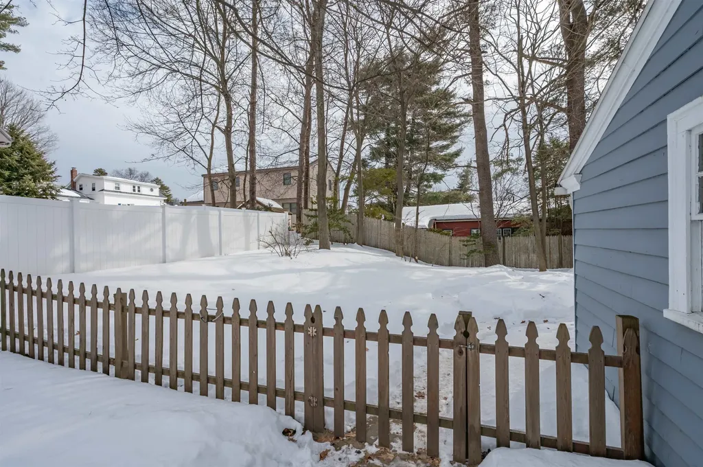 11 Pine Hill Avenue Nashua NH 03064