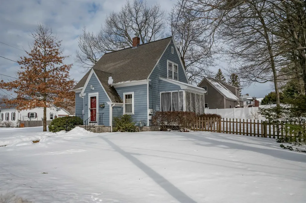 11 Pine Hill Avenue Nashua NH 03064