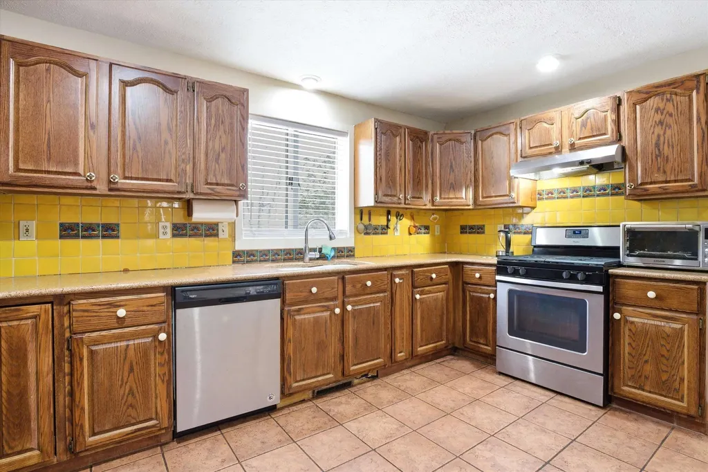 47 Drew Woods Drive Derry NH 03038