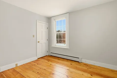 113 Railroad Avenue Epping NH 03042