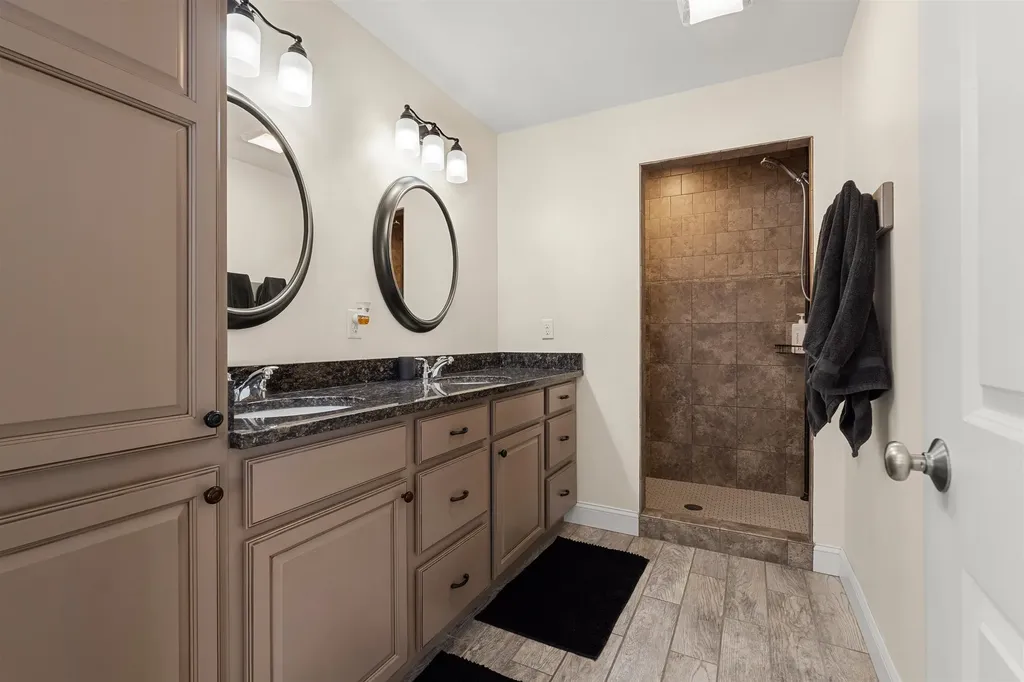 5 Senter Farm Road Hudson NH 03051