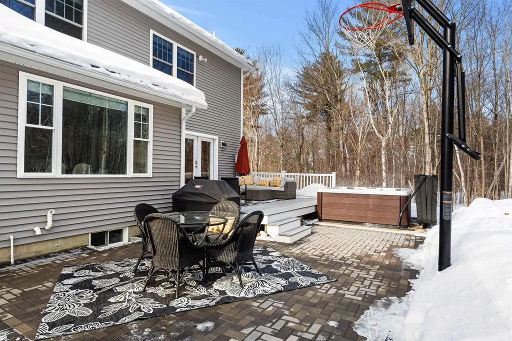 5 Senter Farm Road Hudson NH 03051