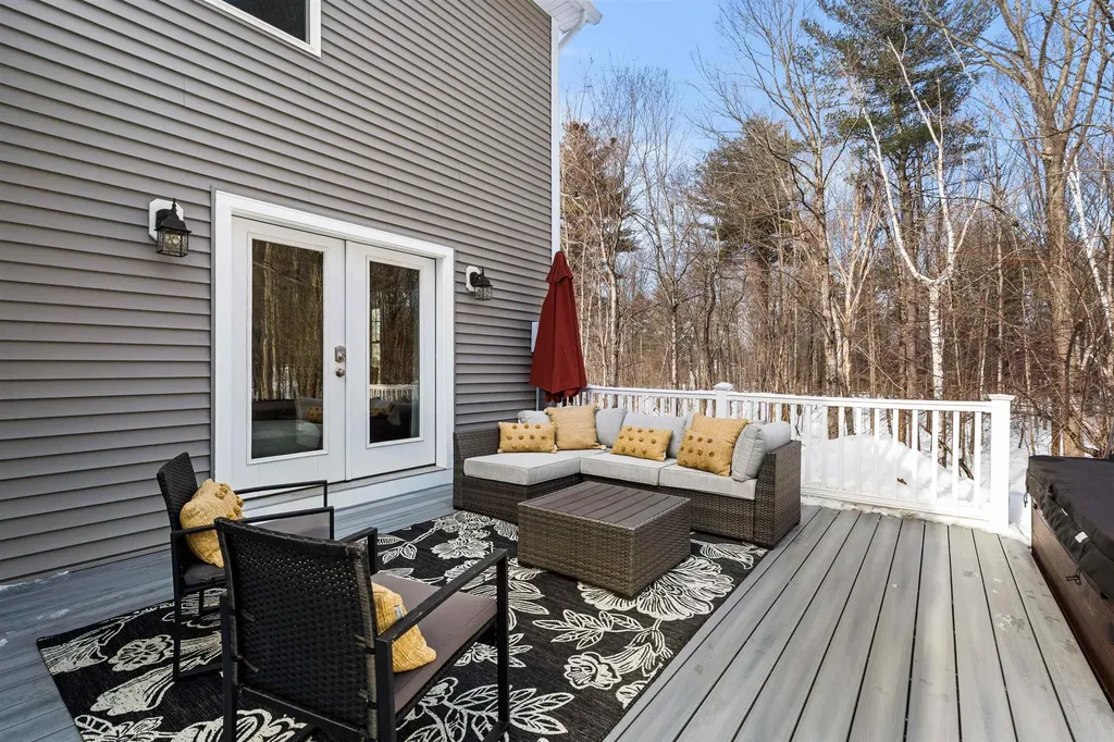 5 Senter Farm Road Hudson NH 03051