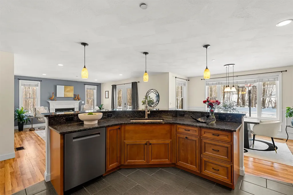 5 Senter Farm Road Hudson NH 03051