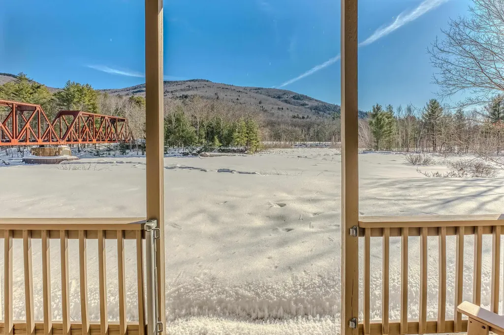 20 Crossing Drive Woodstock NH 03293