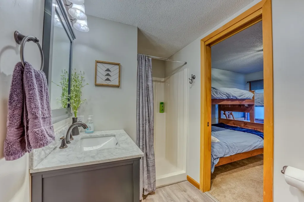 20 Crossing Drive Woodstock NH 03293