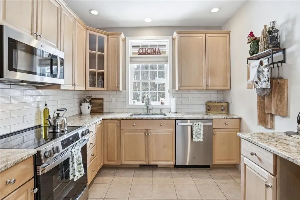 74 Old Stage Road Litchfield NH 03052