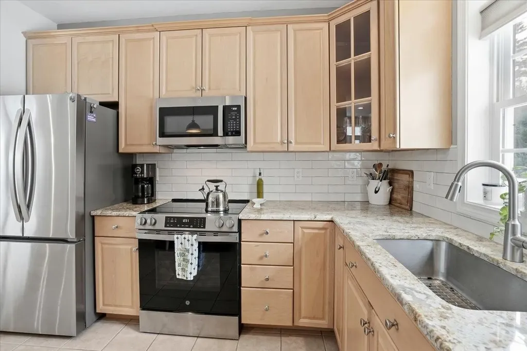 74 Old Stage Road Litchfield NH 03052