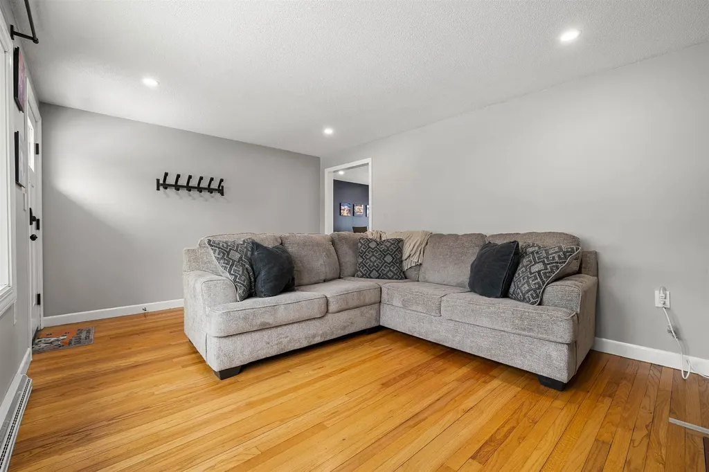 25 Carol Avenue Salem NH 03079