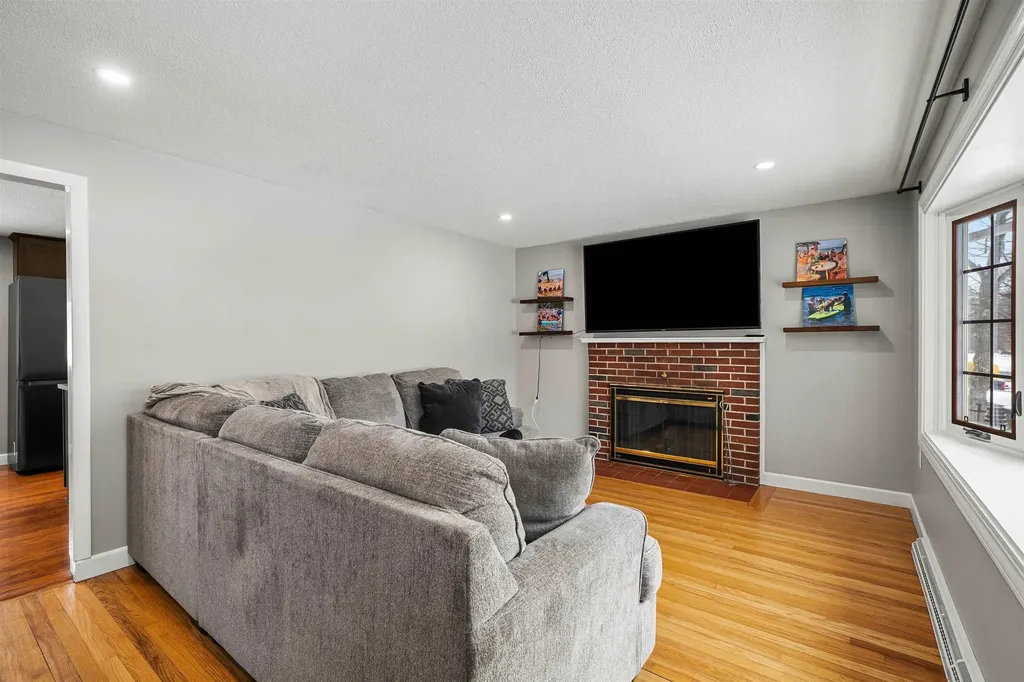 25 Carol Avenue Salem NH 03079